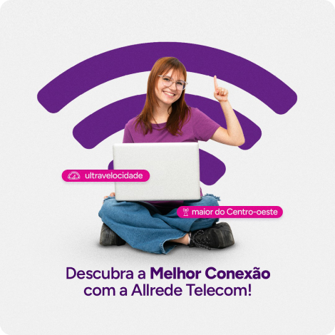 Homem segurando notebook